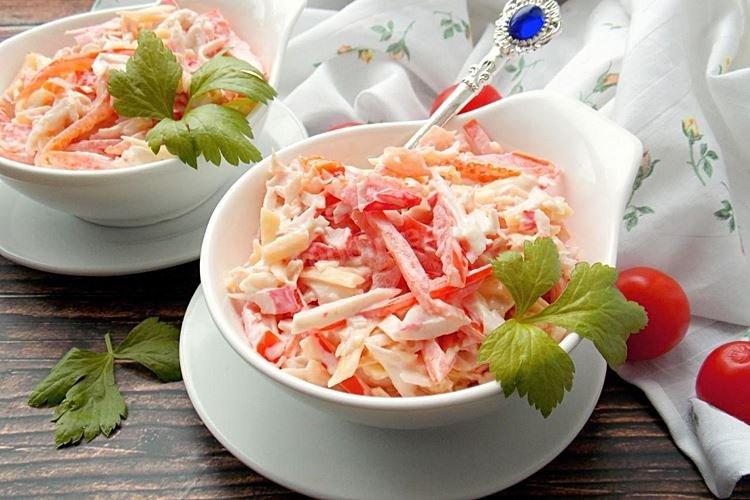 Красный салат с крабовыми палочками и помидорами - рецепты