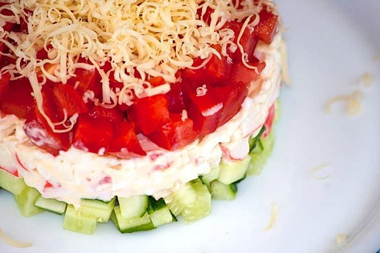Салат с крабовыми палочками, помидорами и овощами - рецепты
