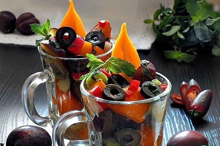 Салат с крабовыми палочками, помидорами и сливой - рецепты