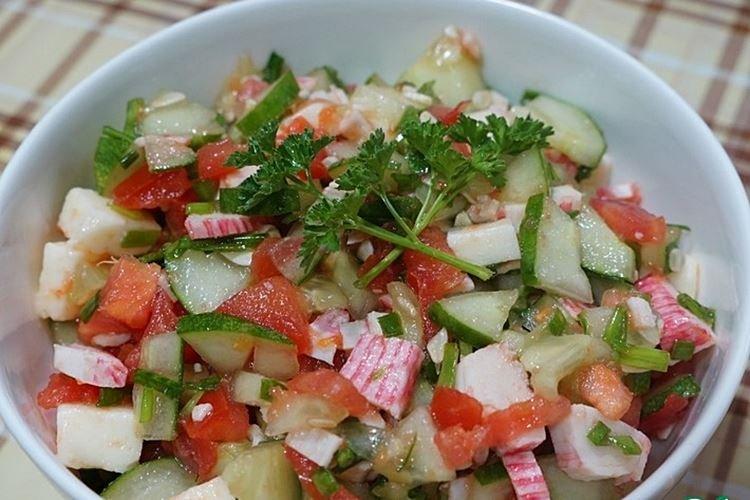 Салат с крабовыми палочками, помидорами и зеленым луком - рецепты