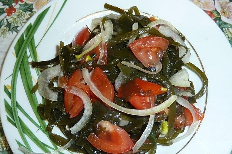 Салат с крабовыми палочками, помидорами и морской капустой - рецепты