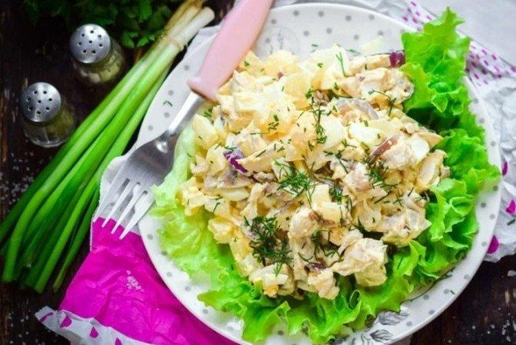 Салат с курицей и ананасом Зеленая полянка - рецепты