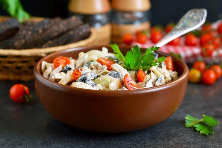 Диетический салат с курицей и грибами - рецепты