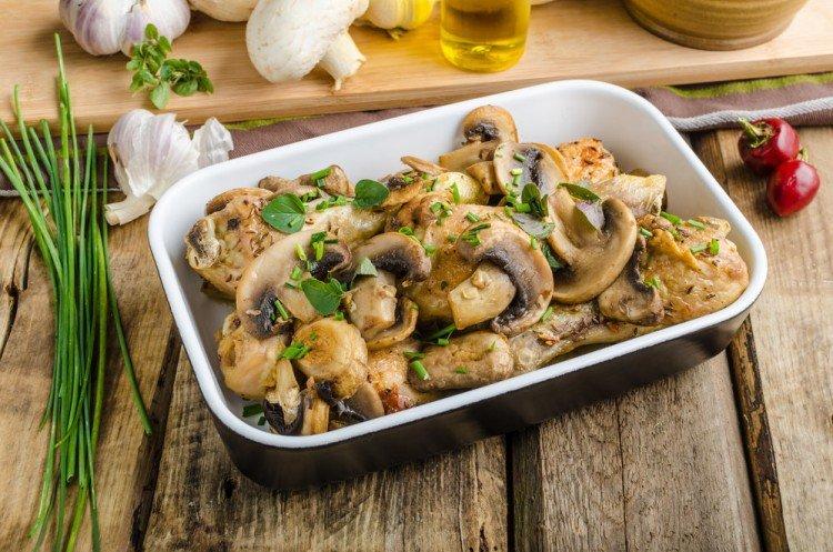 Теплый салат с чесночным ароматом - Салаты с курицей и грибами рецепты