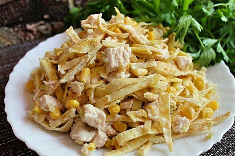 Салат с тонкими блинчиками - Салаты с курицей и грибами рецепты