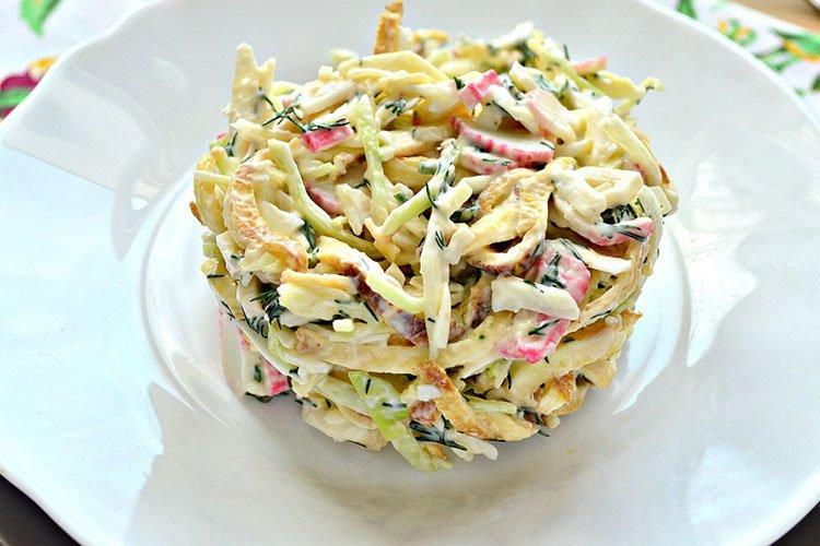 Печеночный салат с яичными блинчиками - рецепты