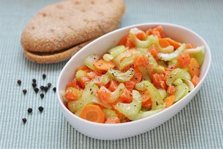 Салат из лосося сельдерея и моркови - Салаты без майонеза рецепты