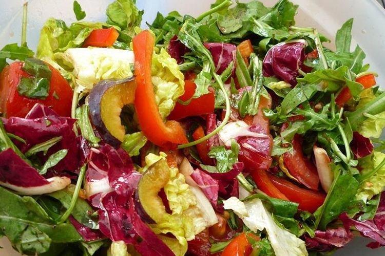 Салат с помидорами и сливой - Салаты без майонеза рецепты
