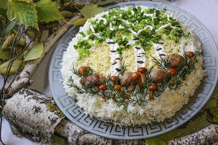 Салат «Березка» с черносливом и грибами - рецепты