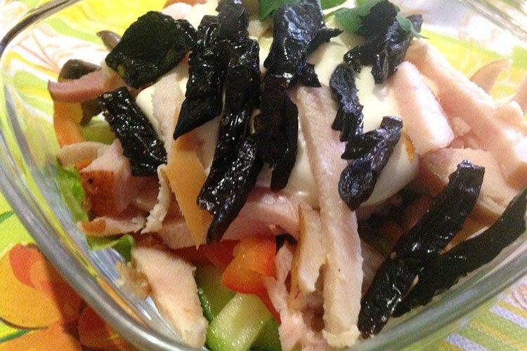 Салат с крабовыми палочками и черносливом