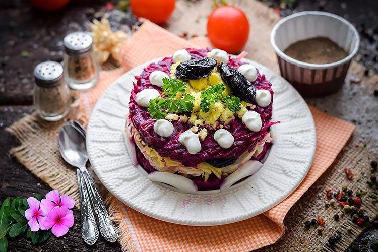 Свекольный салат с черносливом и курагой - рецепты