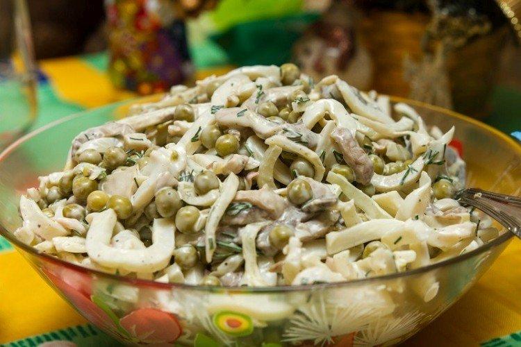 Салат с кальмарами, стручковой фасолью и горошком - рецепты