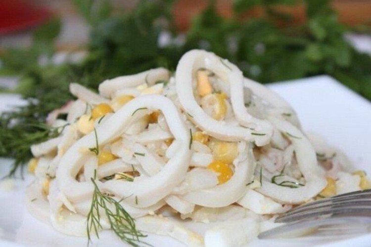 Салат с кальмарами и кукурузой - рецепты