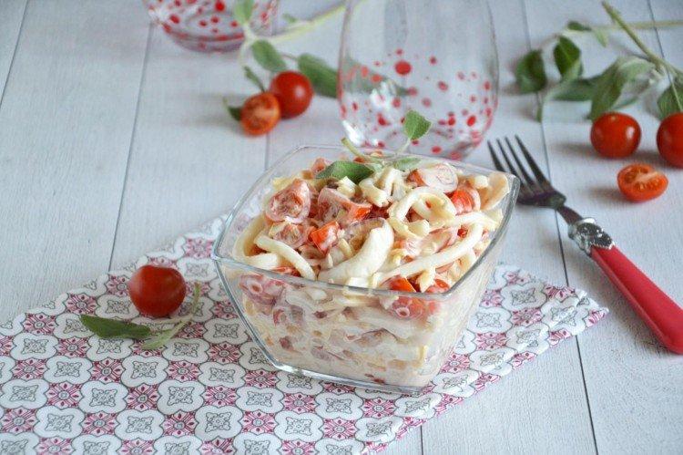 Салат с кальмарами и маринованными помидорами - рецепты