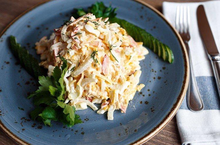 Салат с кальмарами и курицей - рецепты