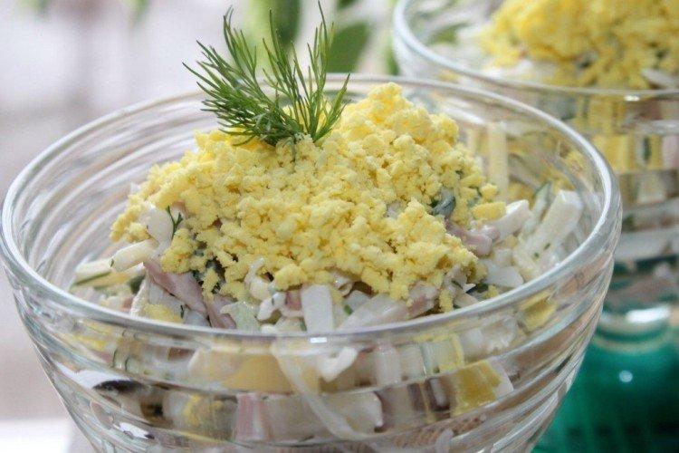Салат с кальмарами, ветчиной и грибами - рецепты