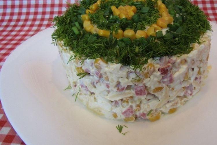 Салат с копченой колбасой и кукурузой - рецепты