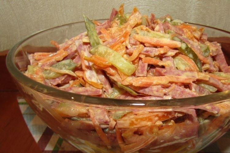 Салат с копченой колбасой, корейской морковью и огурцами - рецепты