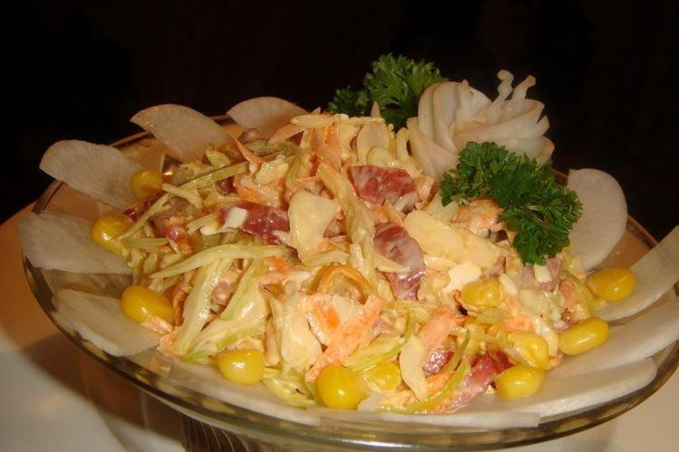 Салат с копченой колбасой и капустой - рецепты