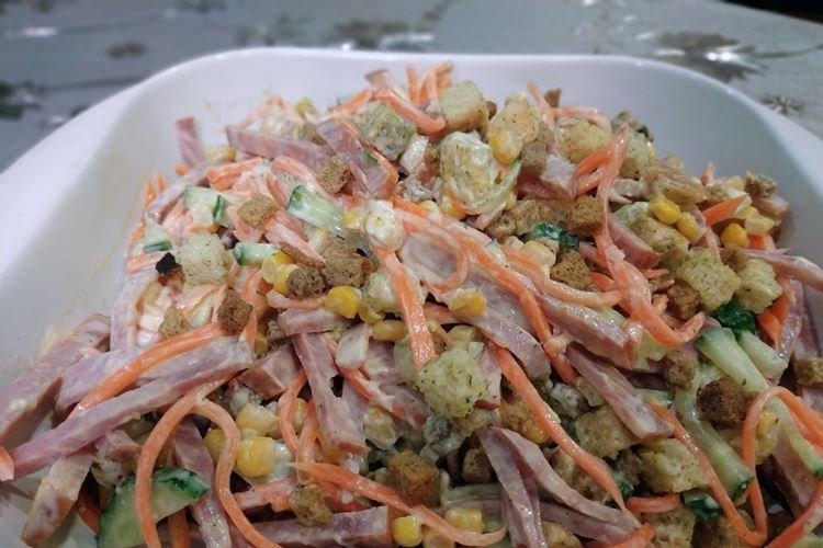 Салат с копченой колбасой, морковью и сухариками - рецепты