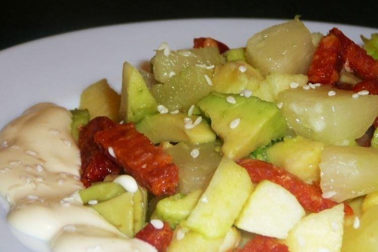 Салат с копченой колбасой, авокадо и фруктами - рецепты
