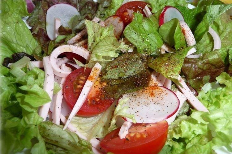 Зеленый салат с копченой колбасой - рецепты