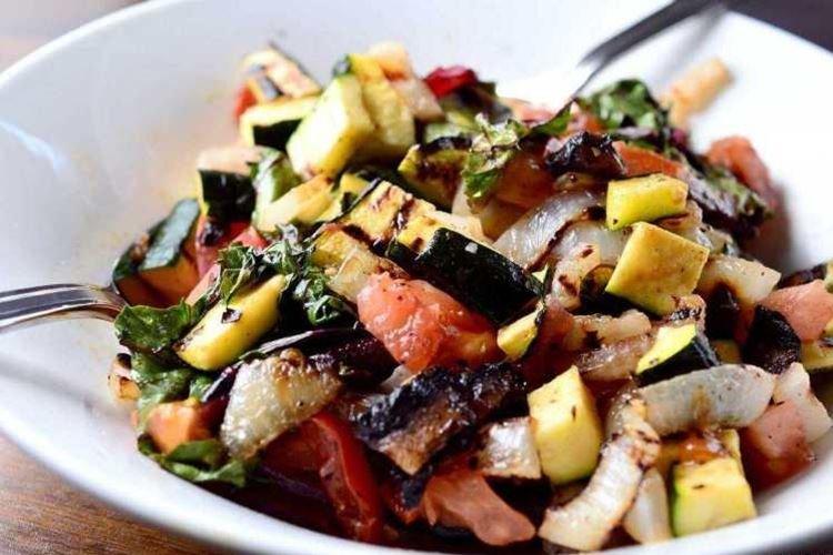 Салат с копченой колбасой и баклажанами - рецепты