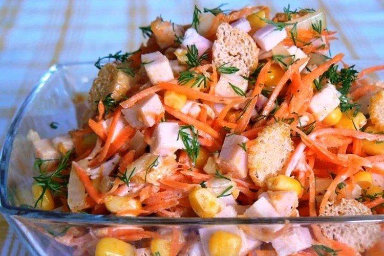 Салат с корейской морковью, курицей и сухариками - рецепты