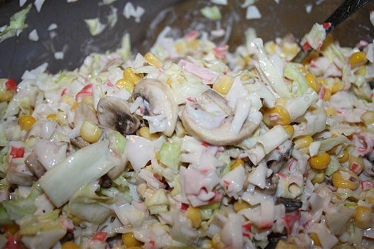 Салат с крабовыми палочками кукурузой и грибами - рецепты