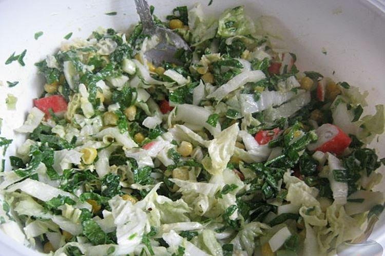 Салат с крабовыми палочками кукурузой и шпинатом - рецепты