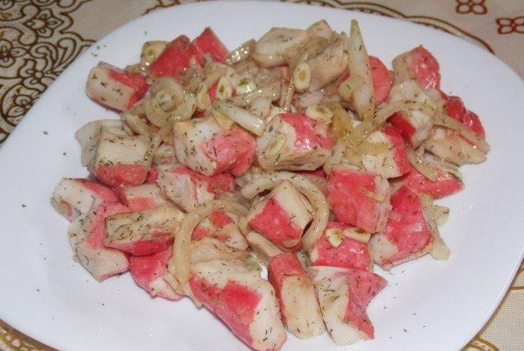 Салат с маринованными крабовыми палочками - рецепты
