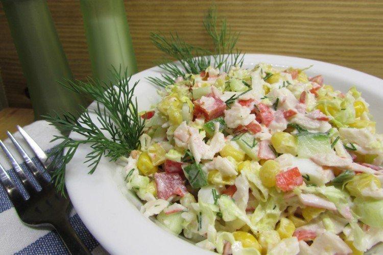 Салат с крабовыми палочками и кукурузой и яйцом рецепт классический огурцом свежим фото пошагово