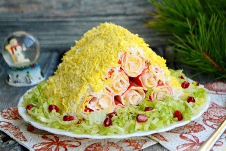 Салат с крабовыми палочками «Монастырская изба» - рецепты