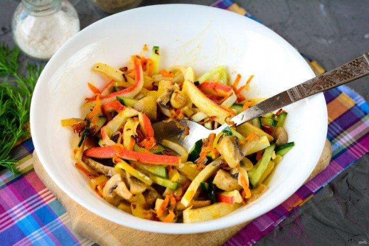 Салат с жареными крабовыми палочками - рецепты