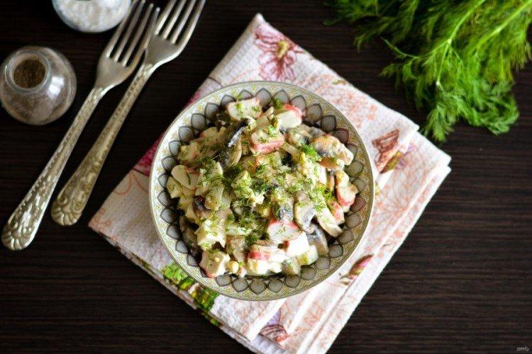 Салат с крабовыми палочками и грибами - рецепты