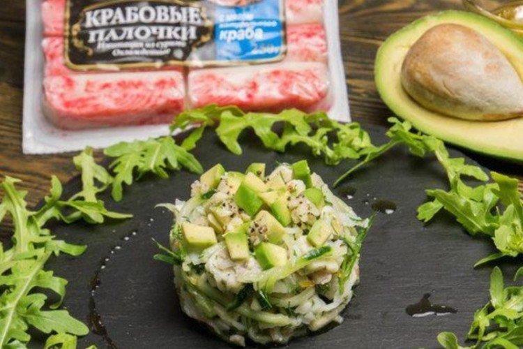 Салат с крабовыми палочками, авокадо и грушей - рецепты
