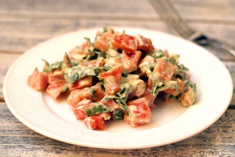 3. Салат с красной рыбой и помидорами - рецепты