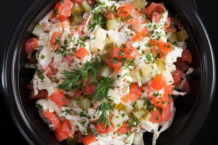 Салат с красной рыбой и икрой - рецепты