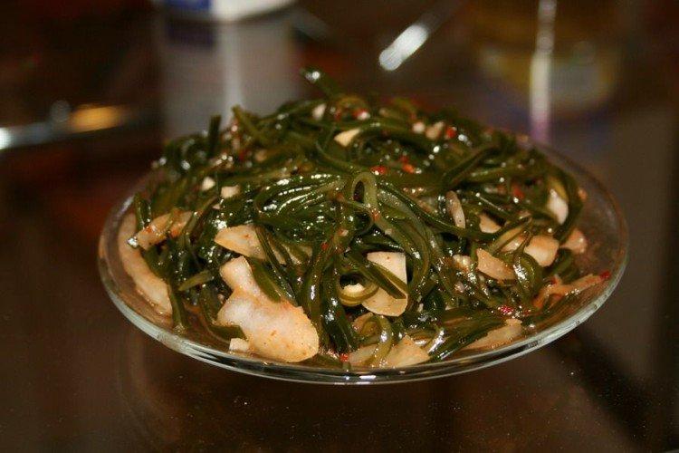 Салат с красной рыбой и морской капустой - рецепты