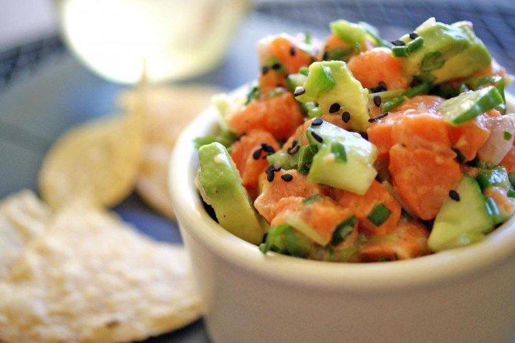 Салат с красной рыбой и авокадо - рецепты