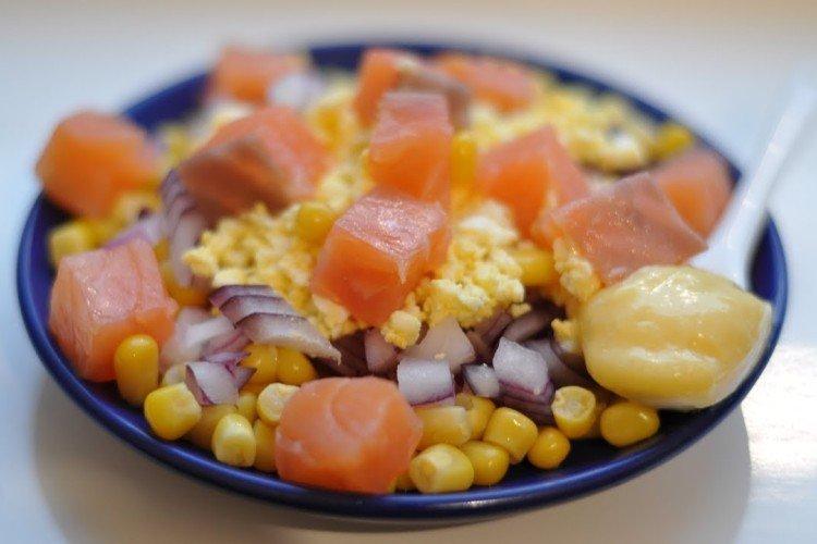 Цветной салат с красной рыбой и красным перцем - рецепты