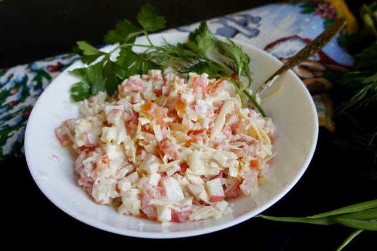 Салат с красной рыбой и крабовыми палочками - рецепты