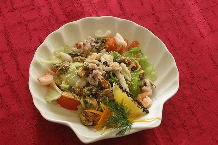 Салат с креветками, кальмарами, черри и пармезаном - рецепты