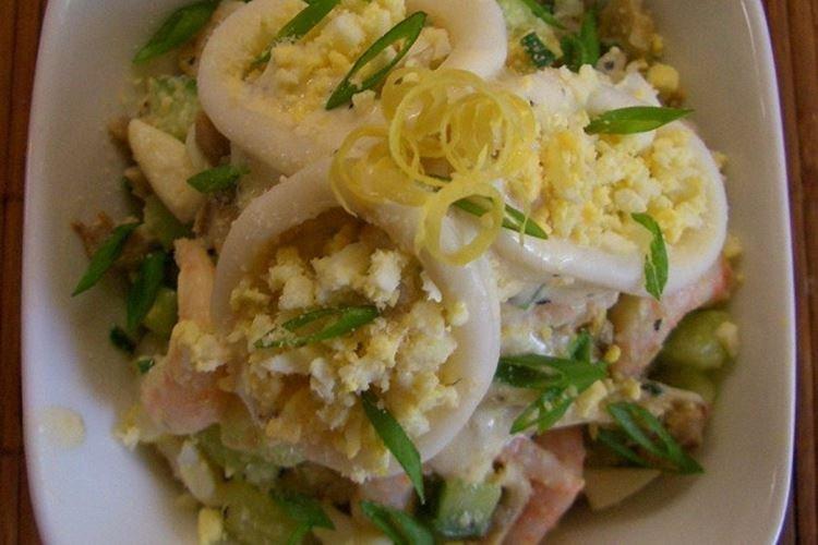 Салат с креветками, кальмарами и вешенками - рецепты