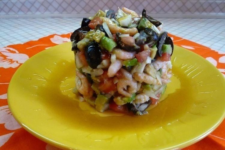Салат с креветками, кальмарами и горчично-медовой заправкой - рецепты