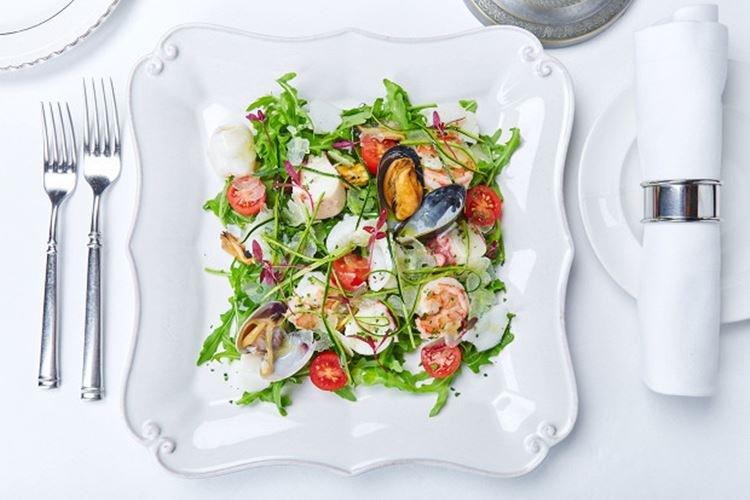 Салат с креветками, кальмарами и гребешками - рецепты