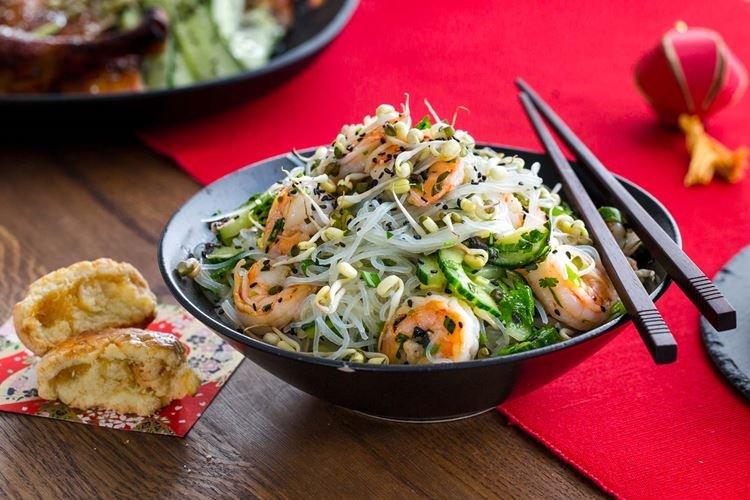Салат с креветками, кальмарами и фунчозой - рецепты