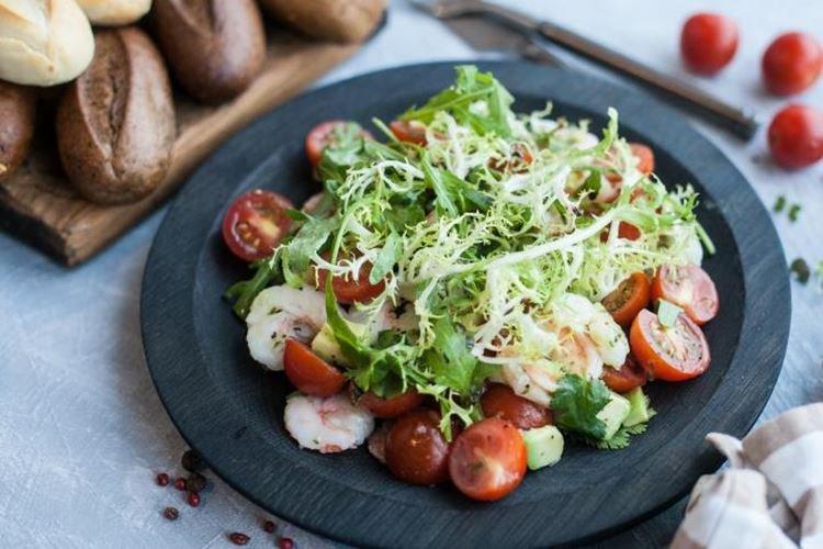 Салат с креветками, кальмарами и огуречным соусом - рецепты