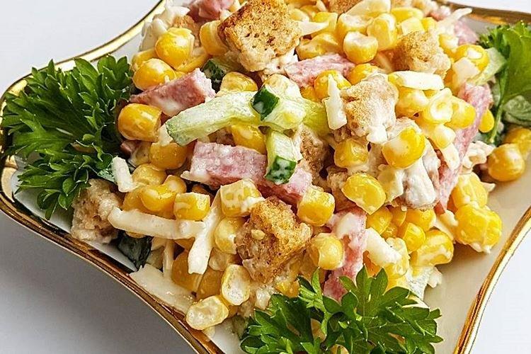 Салат с кукурузой и колбасой - рецепты