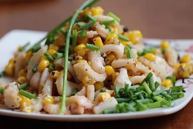 Салат с кукурузой и кальмарами - рецепты